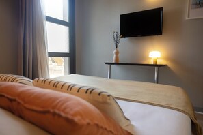 Double Room (Intermediate Double Room) | Premium bedding, individually furnished, desk, laptop workspace - Les Jardins du Canal (Aigues-Mortes)