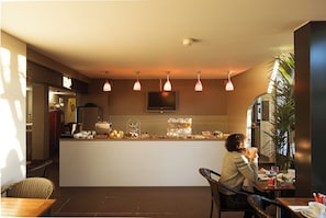 Petit déjeuner buffet servi tous les jours en supplément