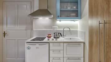 Junior Suite | Private kitchenette | Fridge, stovetop, coffee/tea maker, electric kettle