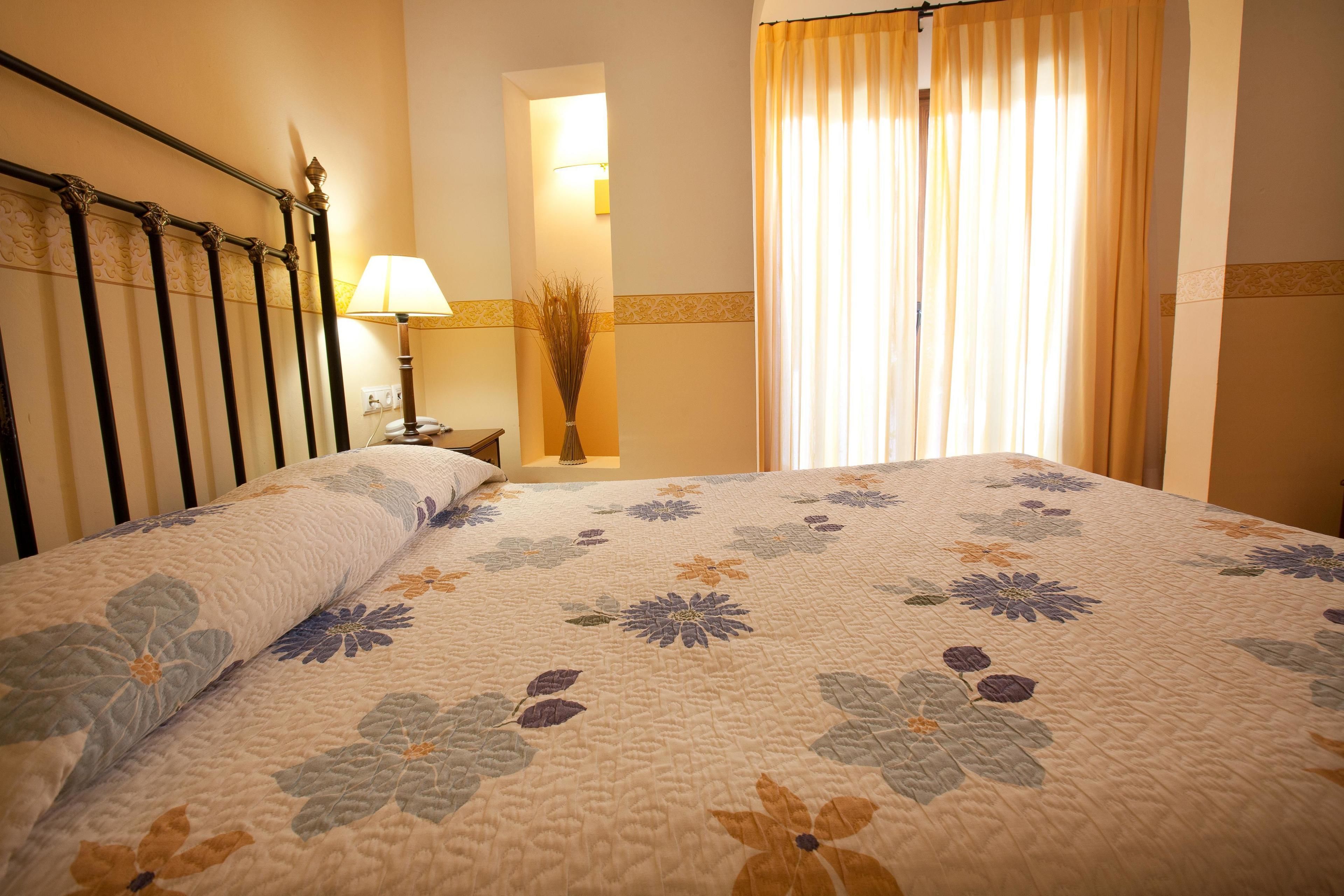 standard double room, 1 double bed | down duvets, in-room safe, desk, soundproofing