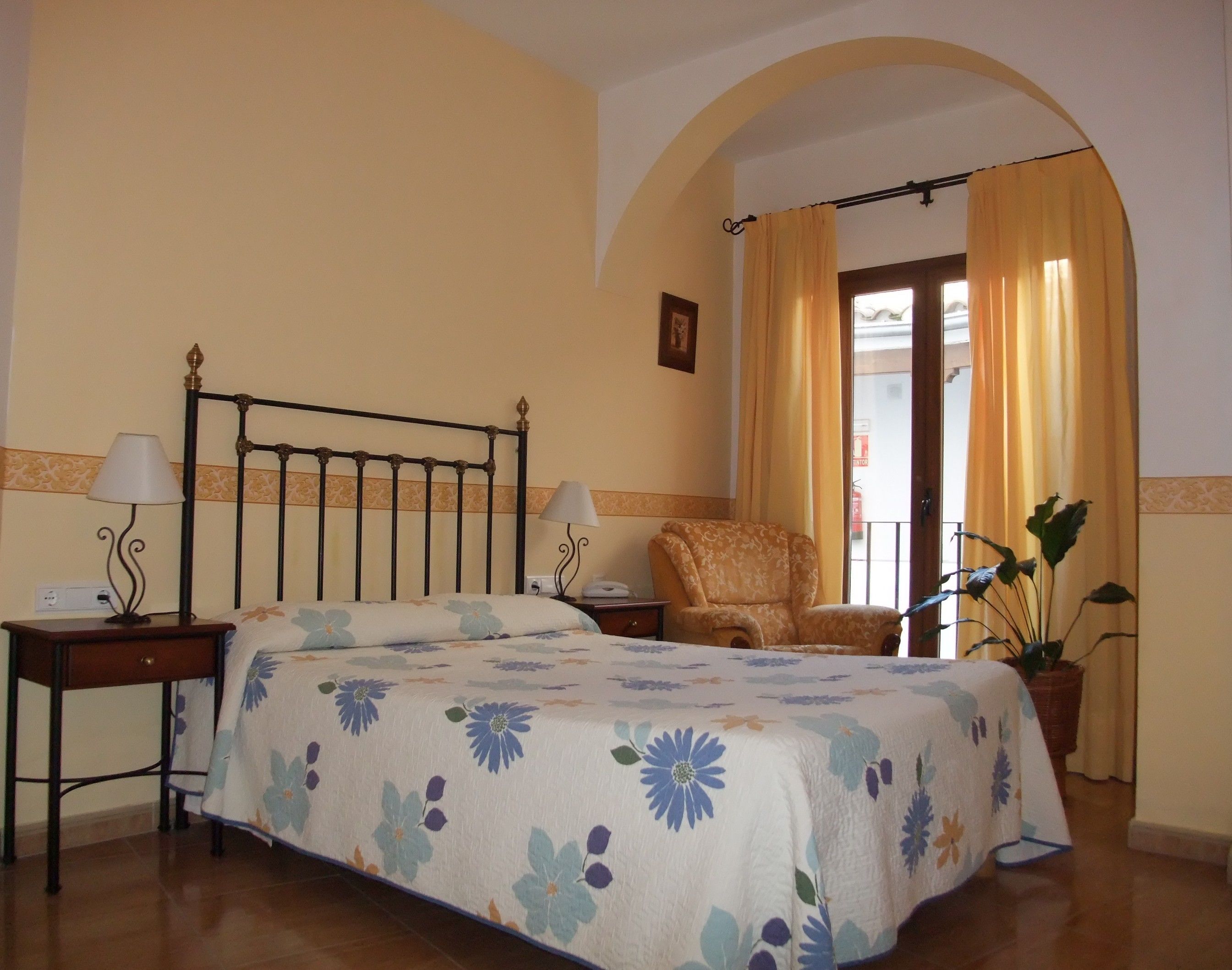 standard double room, 1 double bed | down duvets, in-room safe, desk, soundproofing