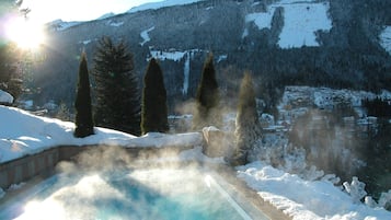 Piscina externa, espreguiçadeiras