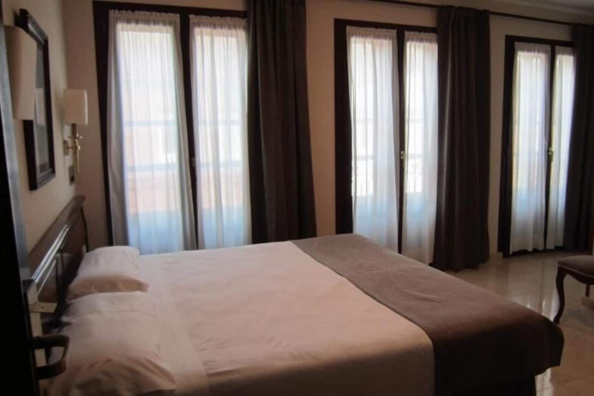 Cofres nos quartos, cortinas blackout, Wi-Fi de cortesia, roupa de cama