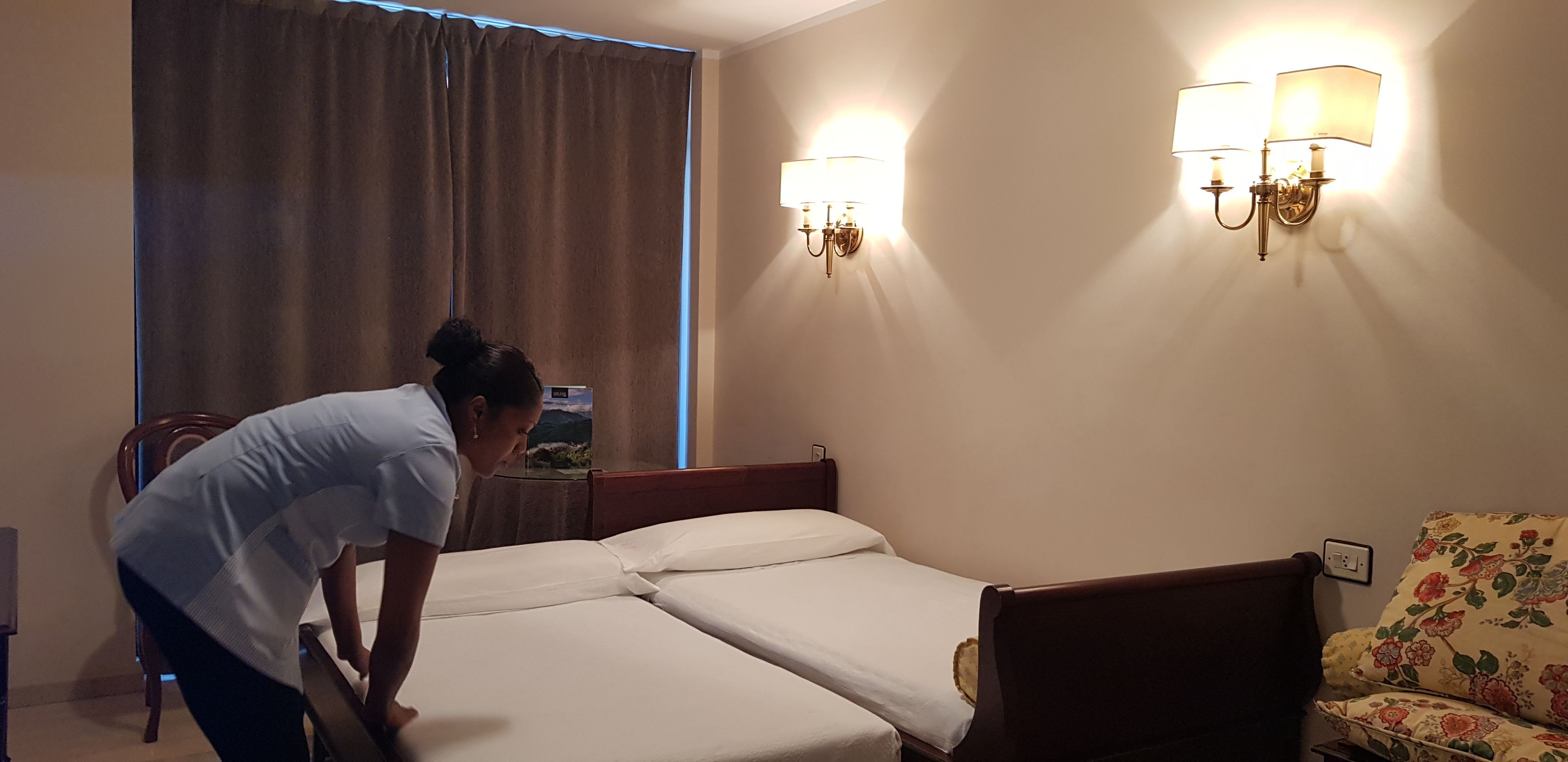 Peti besi dalam bilik, langsir/tirai gelap terus, Wi-fi percuma 