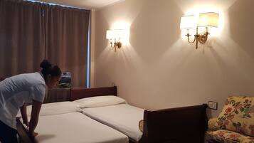 Peti besi dalam bilik, langsir/tirai gelap terus, Wi-fi percuma