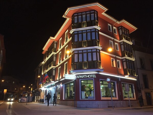 Fachada del alojamiento - Noche