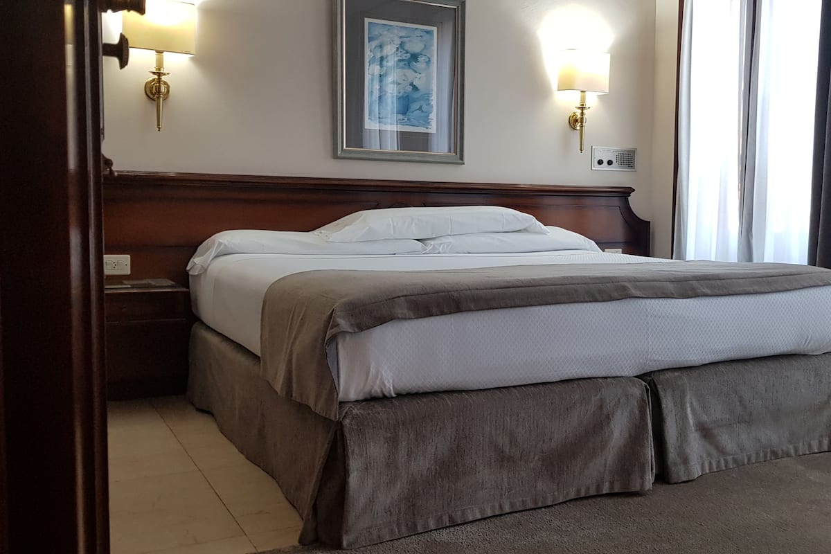 Cofres nos quartos, cortinas blackout, Wi-Fi de cortesia, roupa de cama
