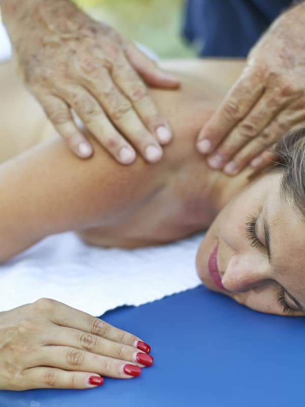 Een sauna, een stoombad, een Turks bad/hammam, hotstone-massages