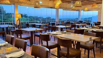 供應午餐和晚餐,地區料理,游泳池景觀