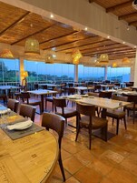 Se sirven almuerzos y cenas; cocina regional; con vista a la piscina