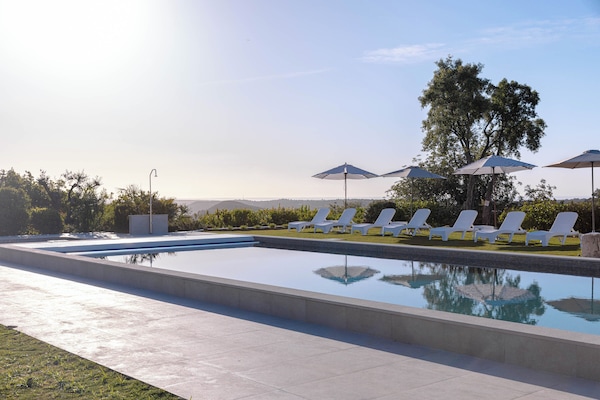 Piscina externa, espreguiçadeiras