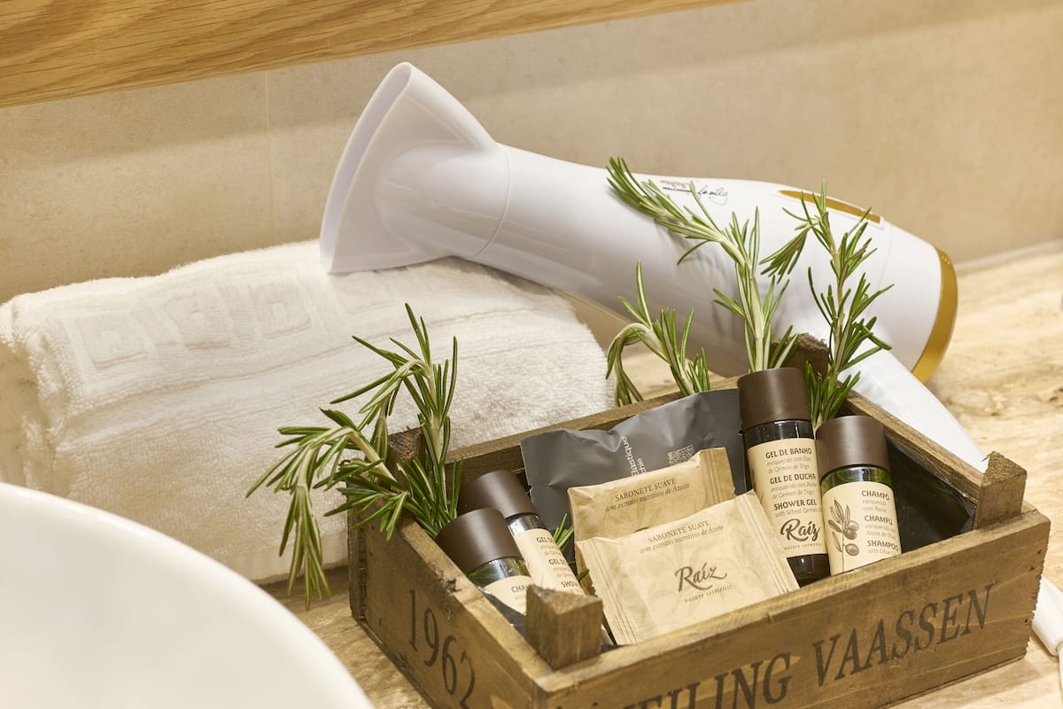 deluxe room, partial ocean view | bathroom | free toiletries, hair dryer, towels