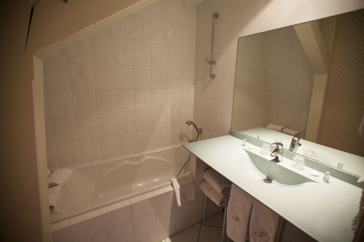 exclusive double room | bathroom | free toiletries, hair dryer, bathrobes, towels
