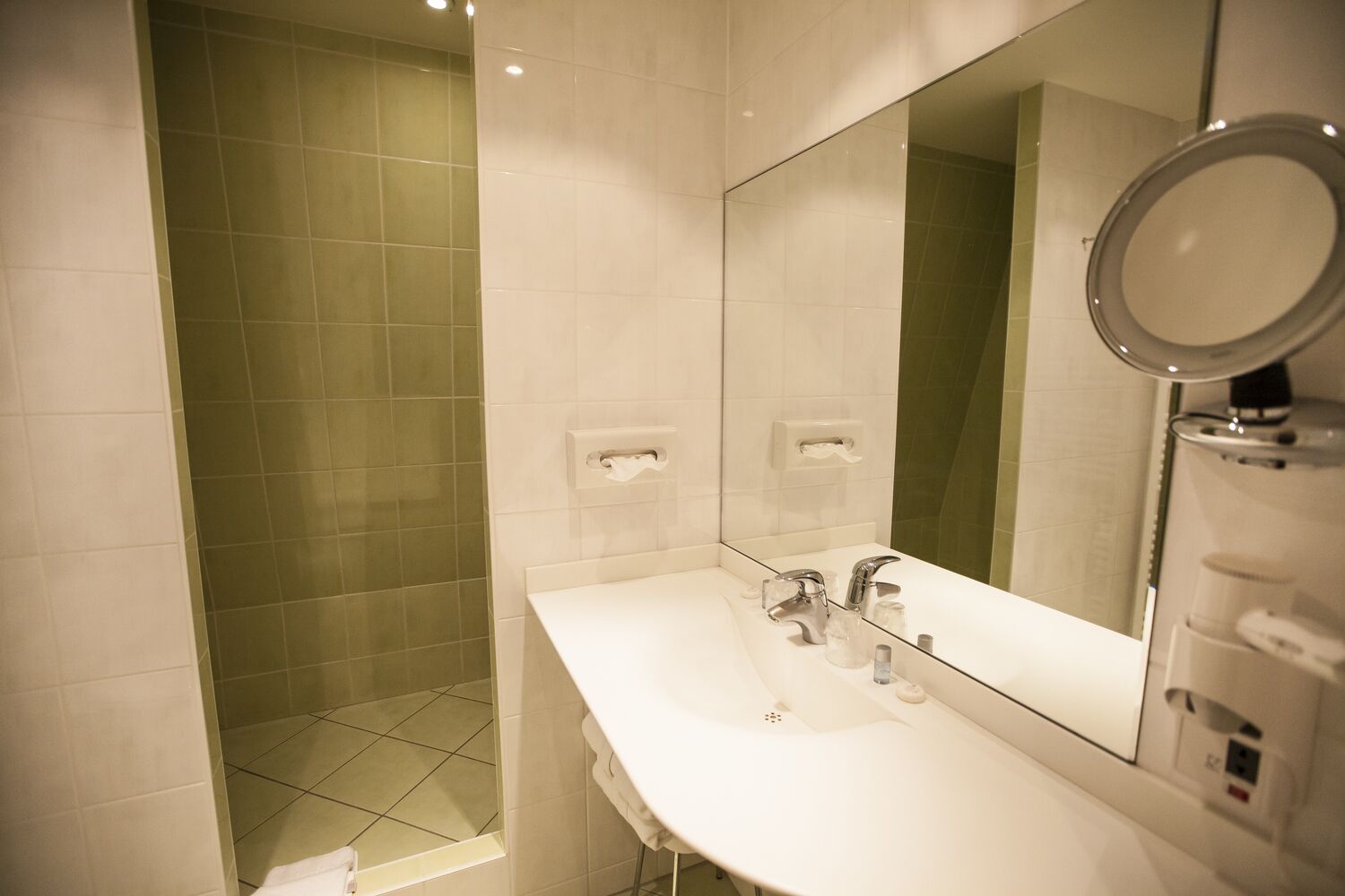traditional double room | bathroom | free toiletries, hair dryer, bathrobes, towels