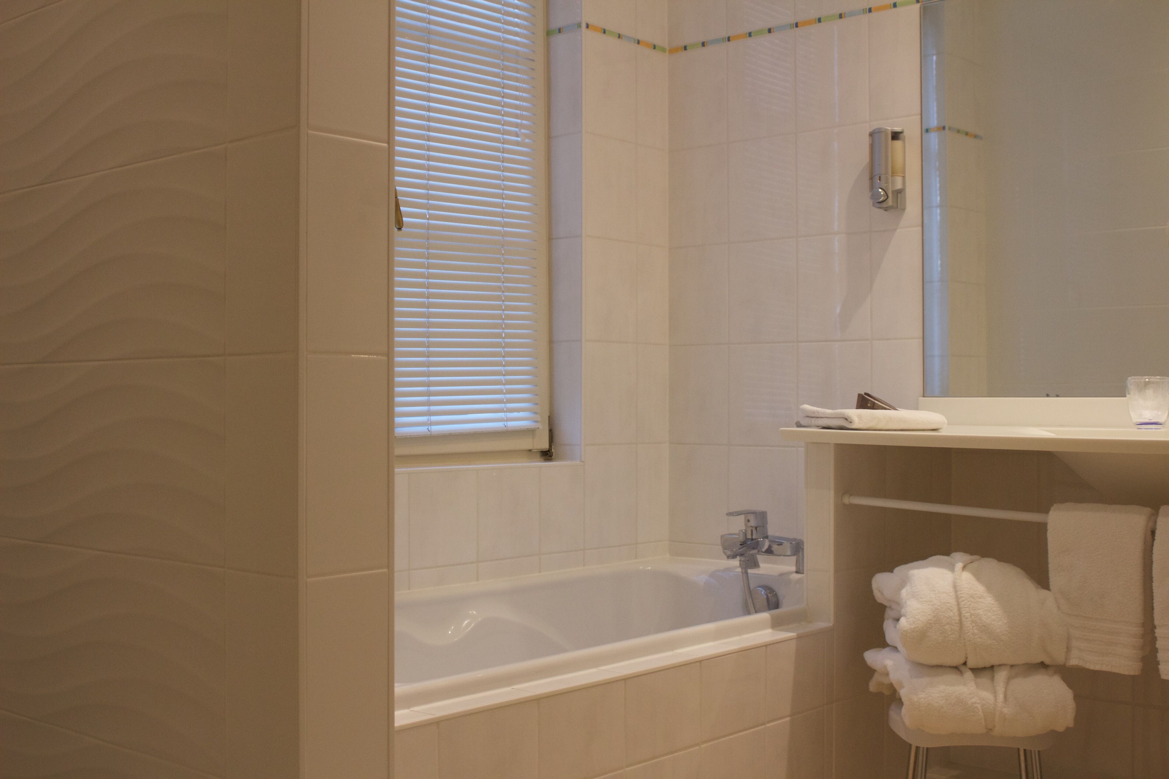 junior suite | bathroom | free toiletries, hair dryer, bathrobes, towels