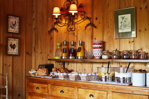 Päivittäinen buffetaamiainen (15 EUR per henkilö)