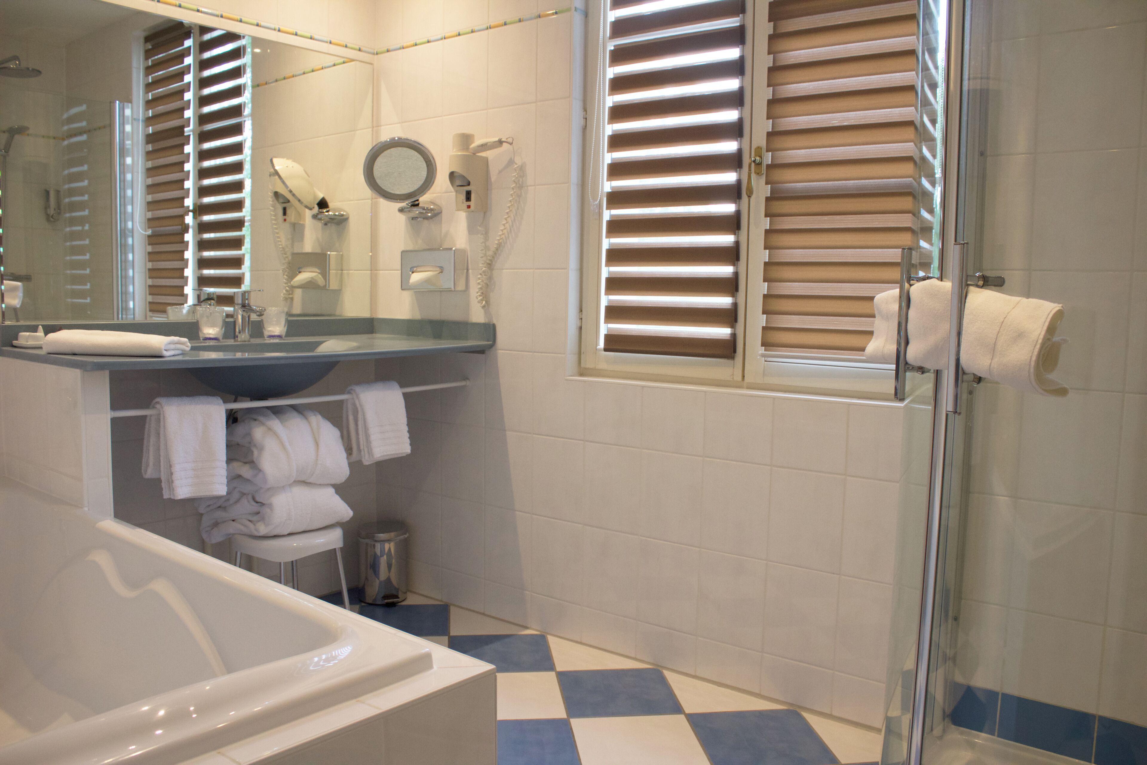 junior suite | bathroom | free toiletries, hair dryer, bathrobes, towels