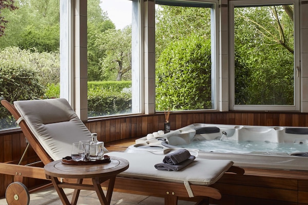 Indoor spa tub