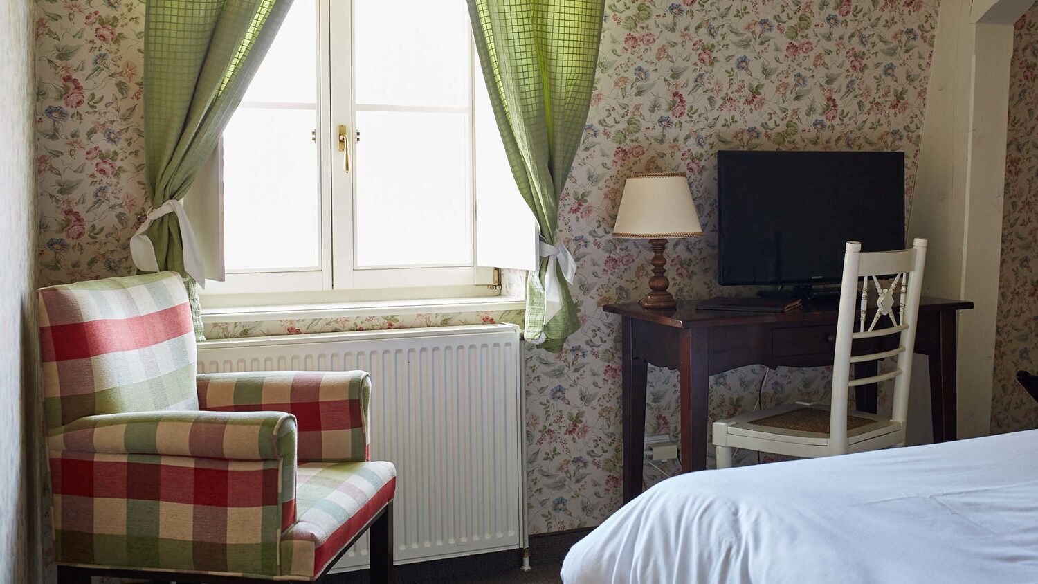 traditional double room | desk, blackout curtains, soundproofing, free cots/infant beds