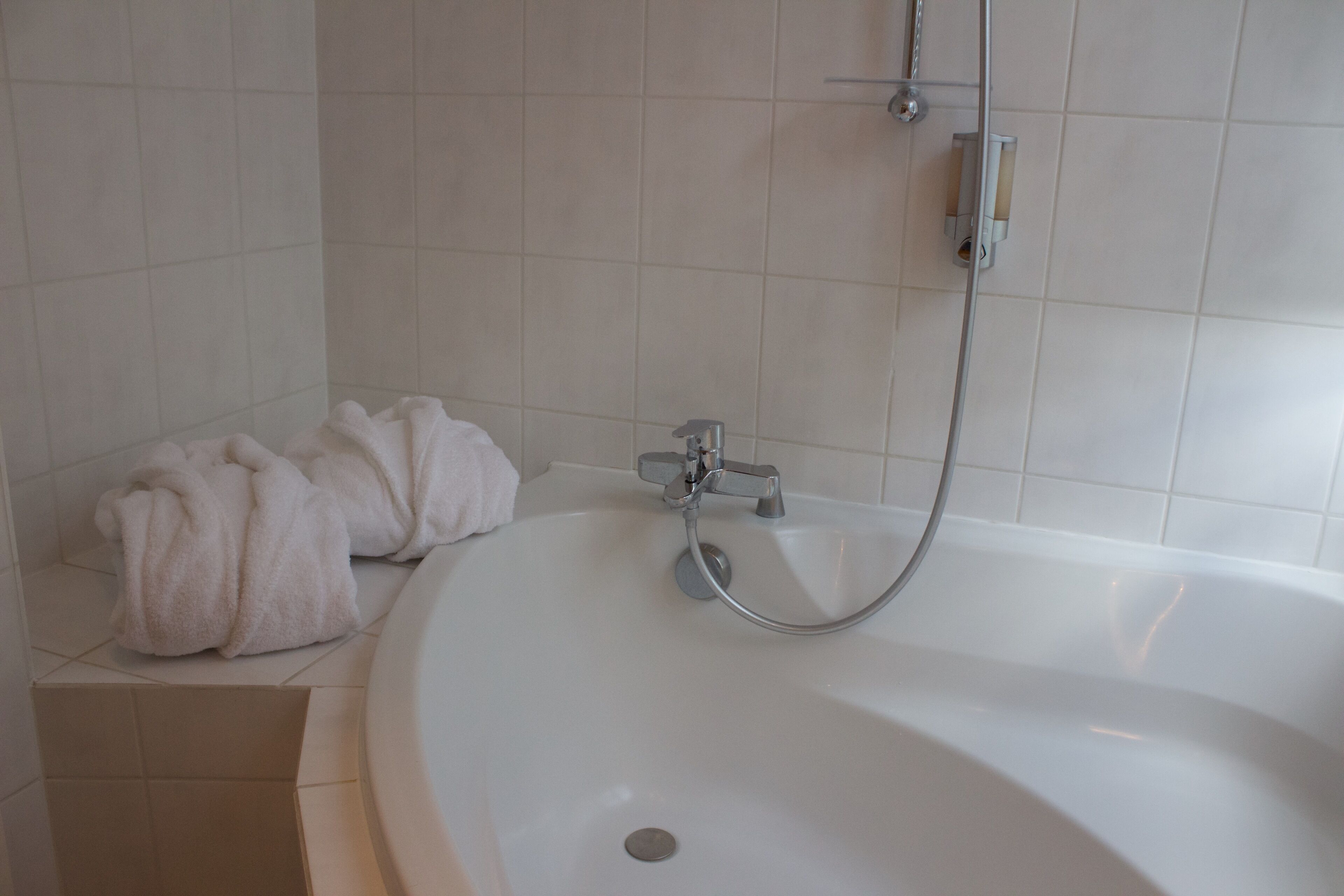 traditional double room | deep-soaking bathtub
