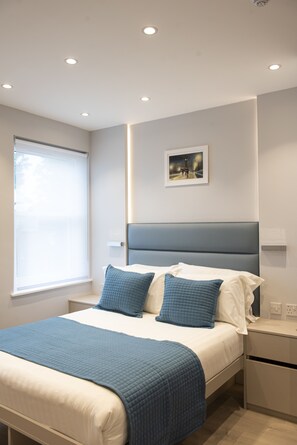 Zimmersafe, Schreibtisch, Verdunkelungsvorhänge, schallisolierte Zimmer