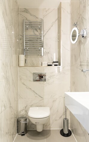 Douche, articles de toilette gratuits, sèche-cheveux, chaussons