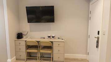 Zimmersafe, Schreibtisch, Verdunkelungsvorhänge, schallisolierte Zimmer