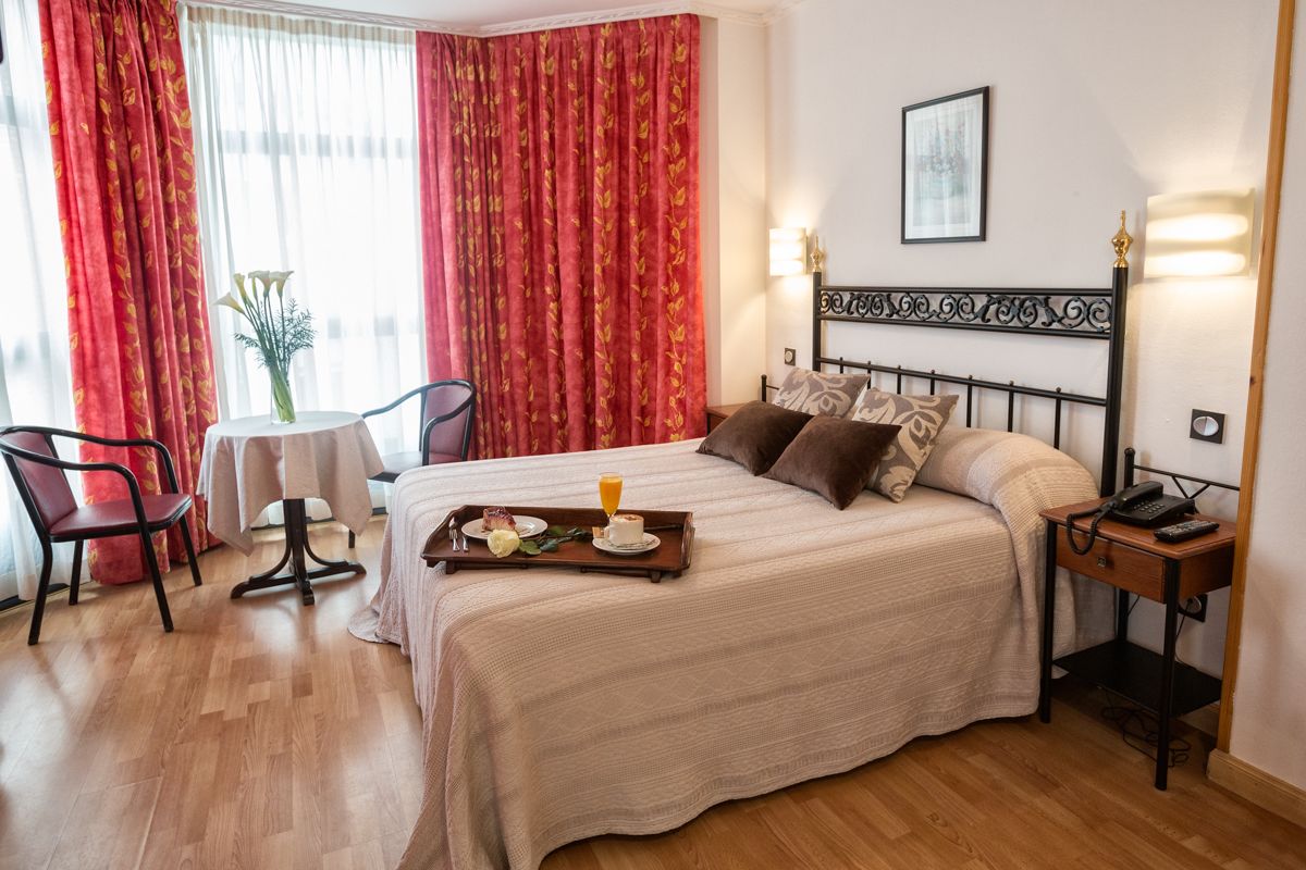 Standard-Doppel- oder -Zweibettzimmer | Minibar, Zimmersafe, Schreibtisch, Verdunkelungsvorhänge