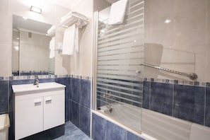 Habitación estándar con 1 cama matrimonial o 2 individuales | Baño | Amenidades de baño gratuitas, secadora de cabello, bidet, toallas 