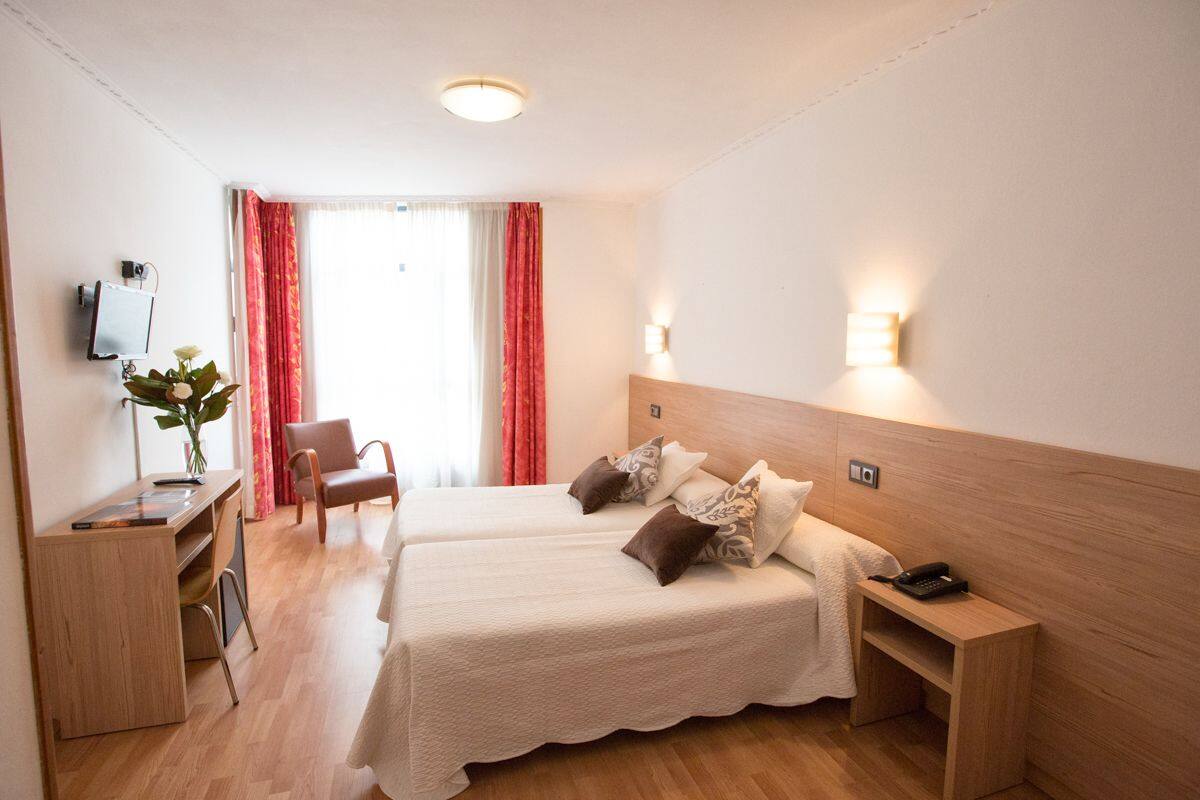Habitación estándar con 1 cama matrimonial o 2 individuales | Minibar, caja de seguridad en la habitación y escritorio 