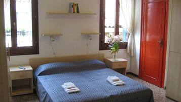 Roupas de cama premium, frigobar, camas extras/dobráveis (sobretaxa)