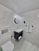 Ducha, artículos de higiene personal gratuitos y secador de pelo