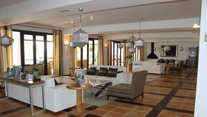 Lobby-lounge