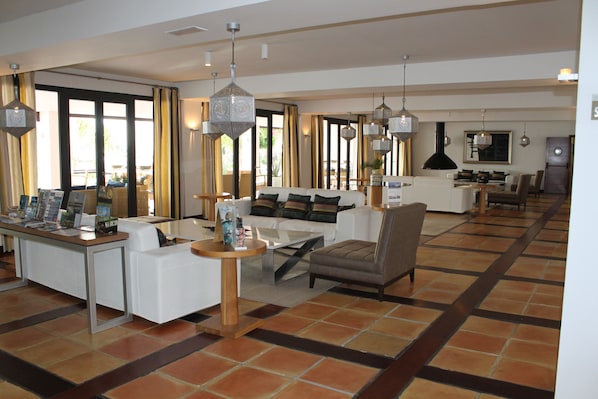 Bar-salon dans le hall