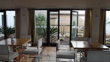 Se sirven desayunos y cocina española (con vistas a la piscina)