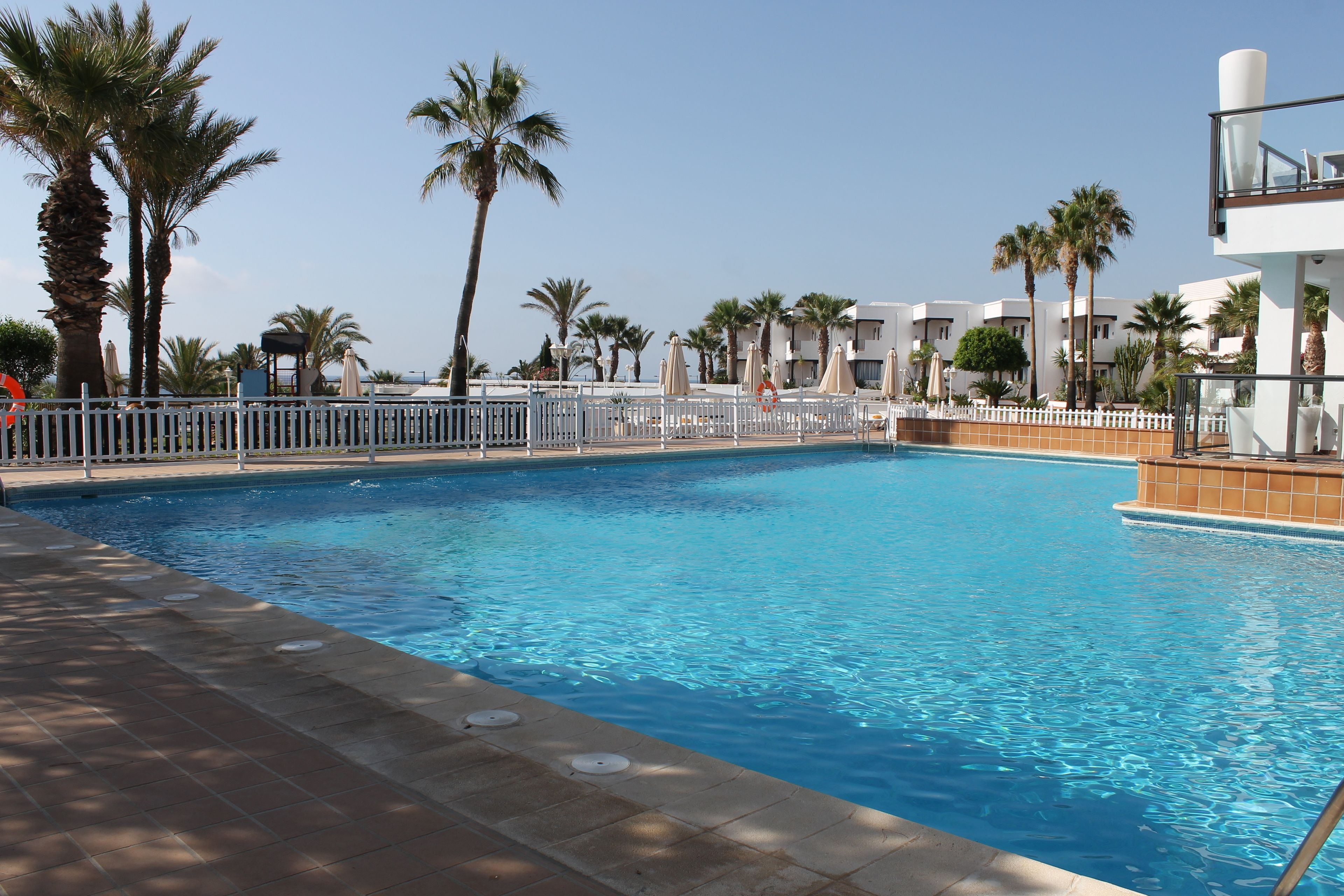 Een seizoensgebonden buitenzwembad en parasols bij het zwembad