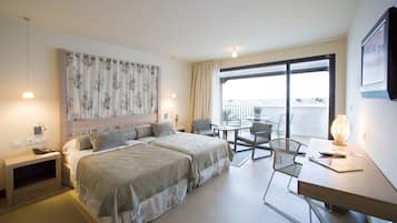 Een minibar, een kluis op de kamer, een bureau, geluiddichte muren