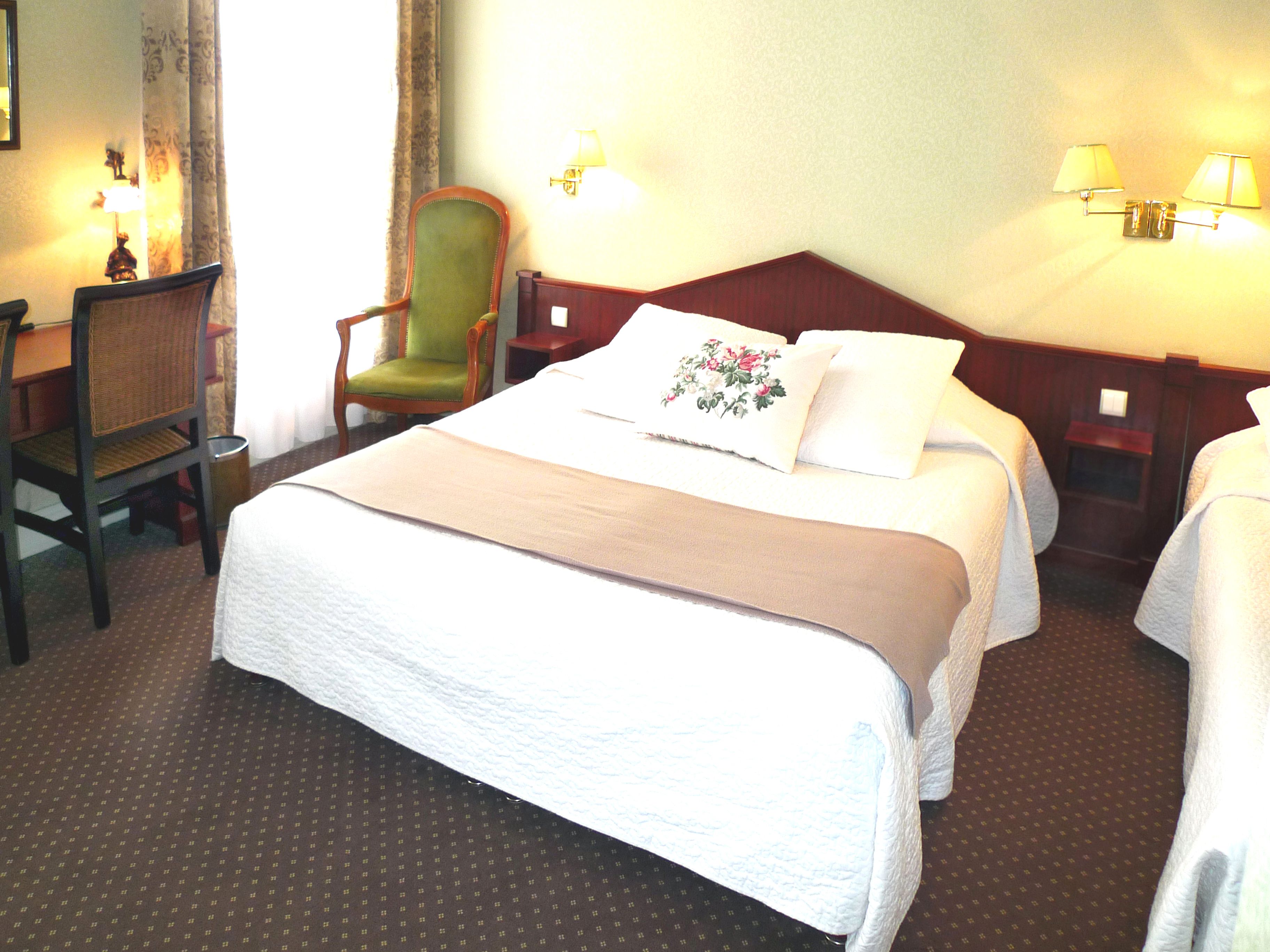 family triple room, private bathroom | desk, free cots/infant beds, free wifi, bed sheets