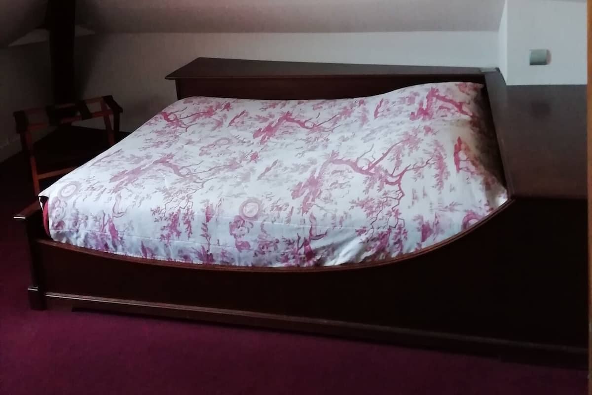 Klassieke tweepersoonskamer, voor 1 persoon | Een bureau, gratis babybedden, gratis wifi, beddengoed