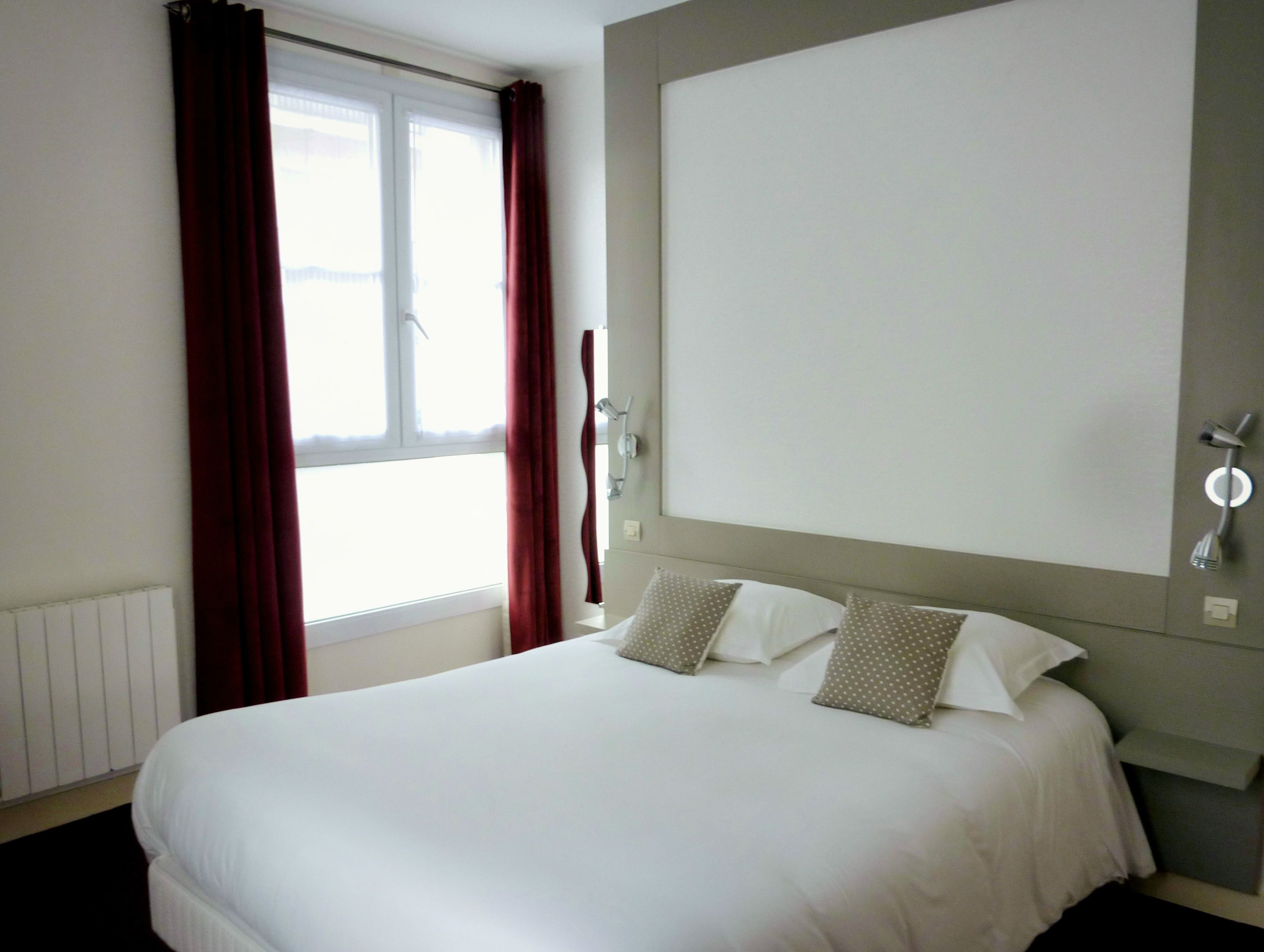 comfort double room single use, bathtub | desk, free cots/infant beds, free wifi, bed sheets