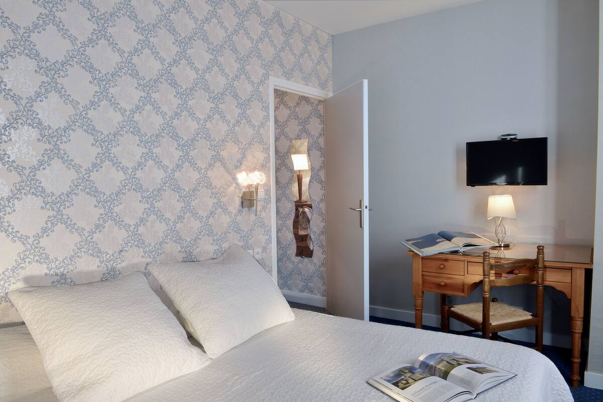 Comfort Double Room, Bathtub | Desk, cribs (free), WiFi (free), bed sheets
