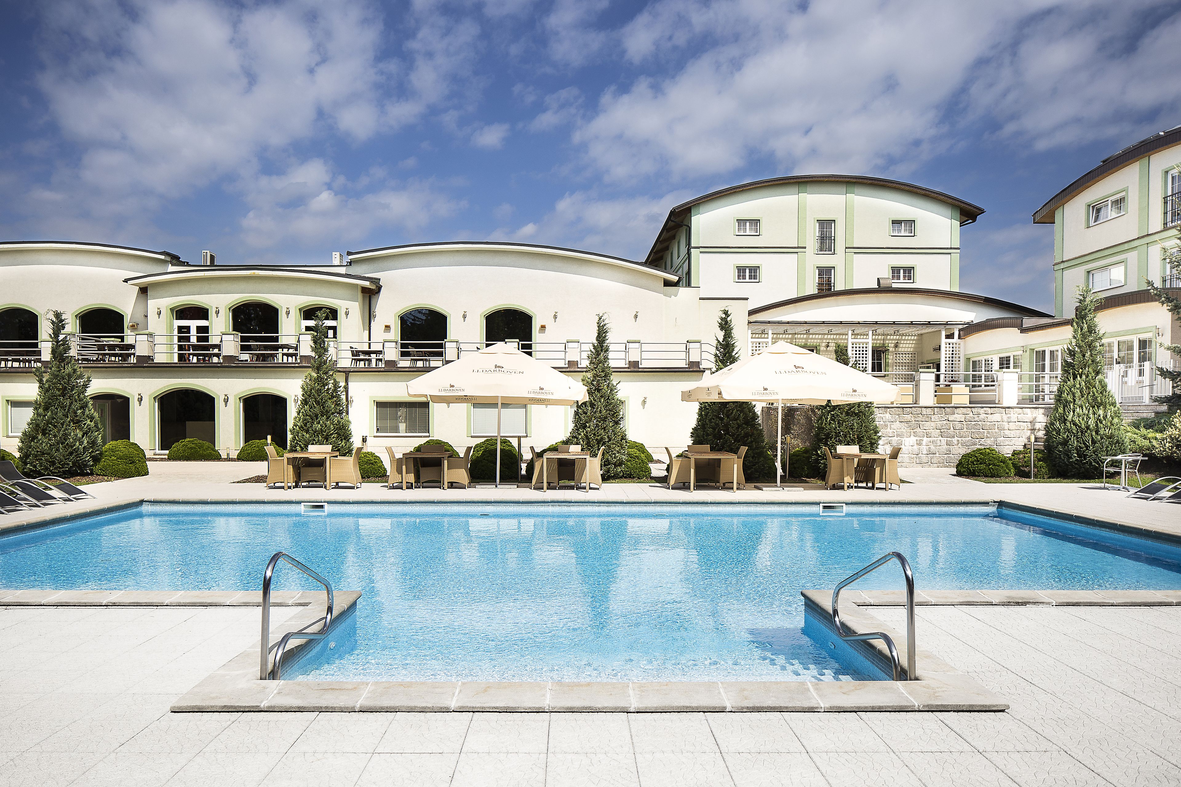 季節限定屋外プール、営業時間 10:00 ～ 19:00、サン ラウンジャー、ライフガード配置