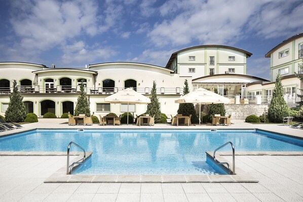 Seasonal outdoor pool, open 10:00 AM to 7:00 PM, pool loungers