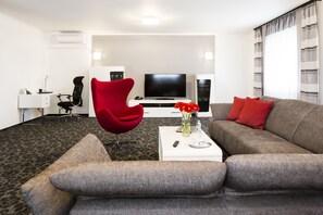 Grand Suite | In-room safe, desk, blackout drapes, soundproofing