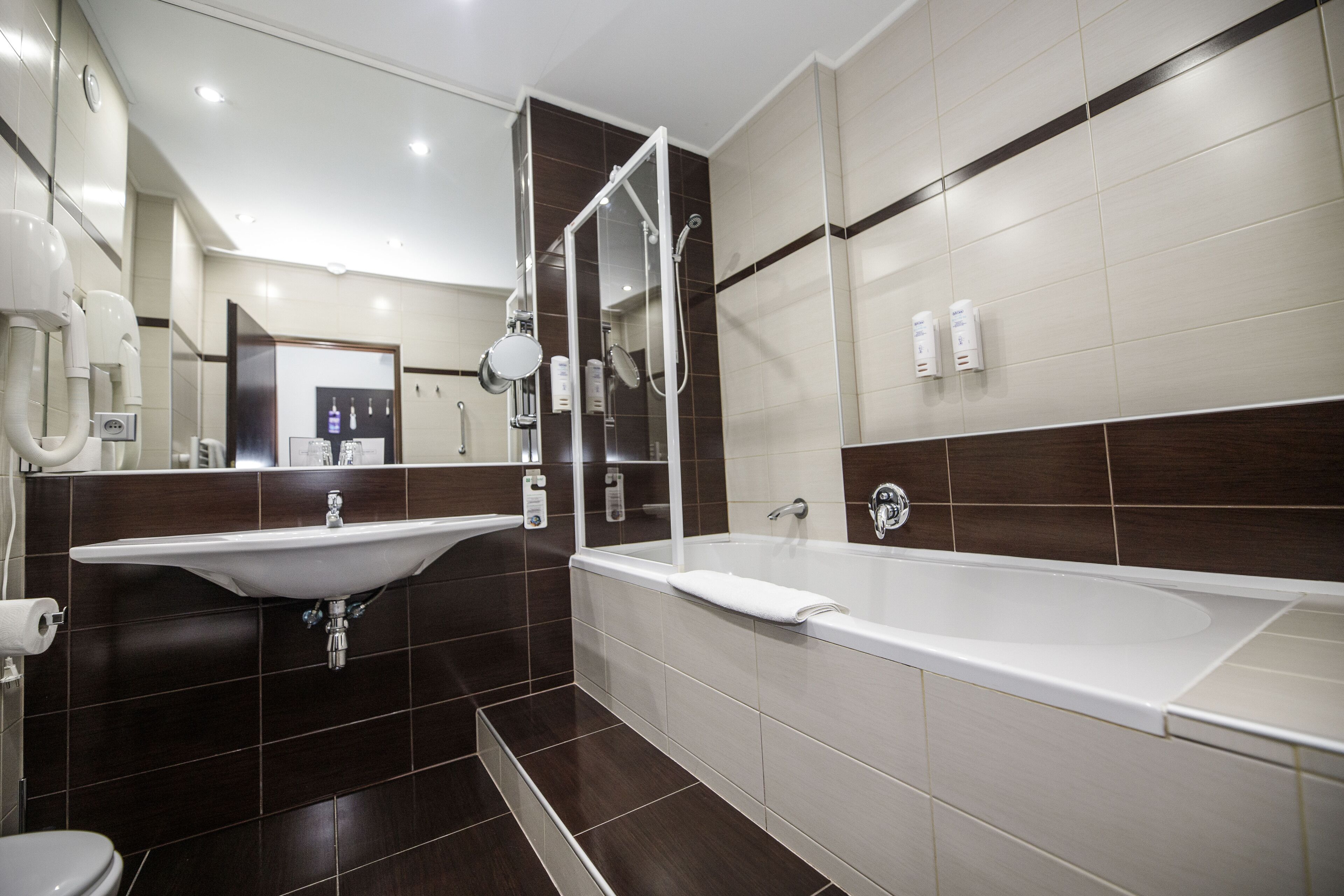 junior suite | bathroom | free toiletries, hair dryer, towels
