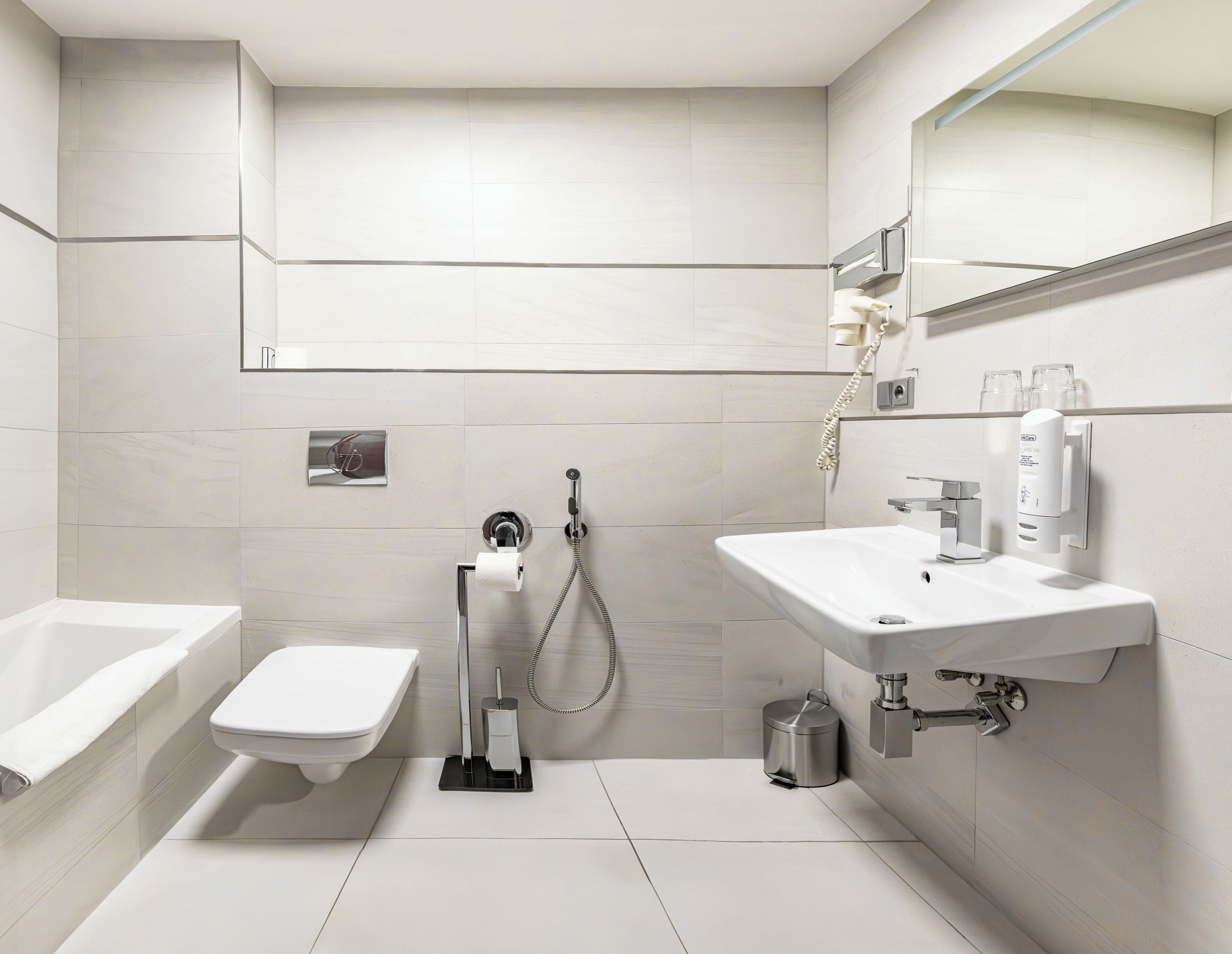 Ein modernes Badezimmer mit Toilette, Bidet und Waschbecken.