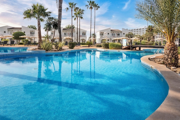 Outdoor pool, pool umbrellas, sun loungers