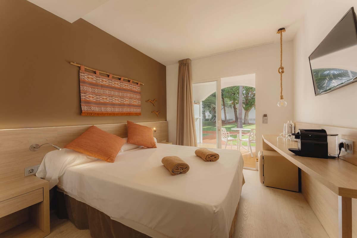 Escritorio, cortinas opacas, wifi gratis y ropa de cama