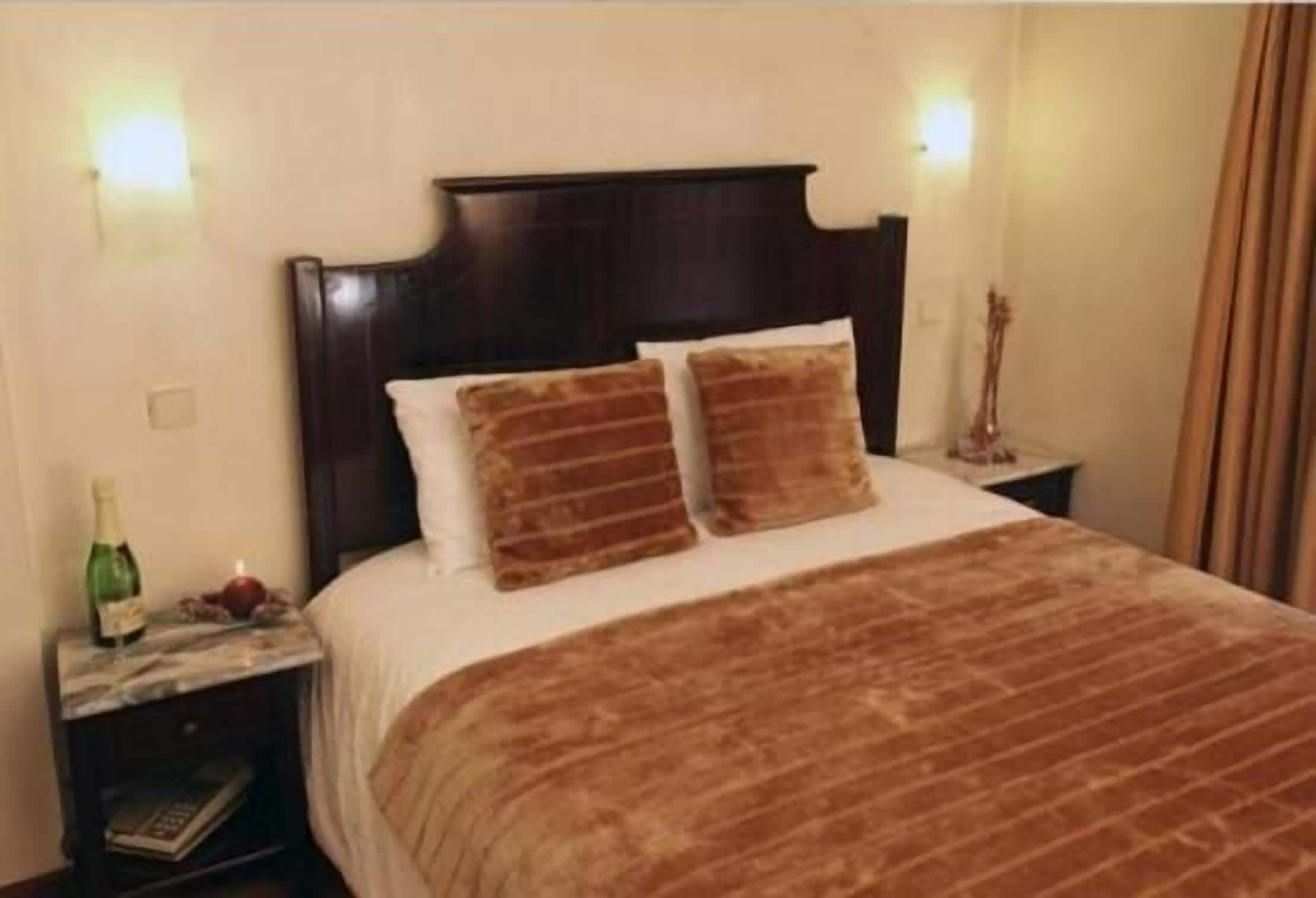 double room | free wifi, bed sheets
