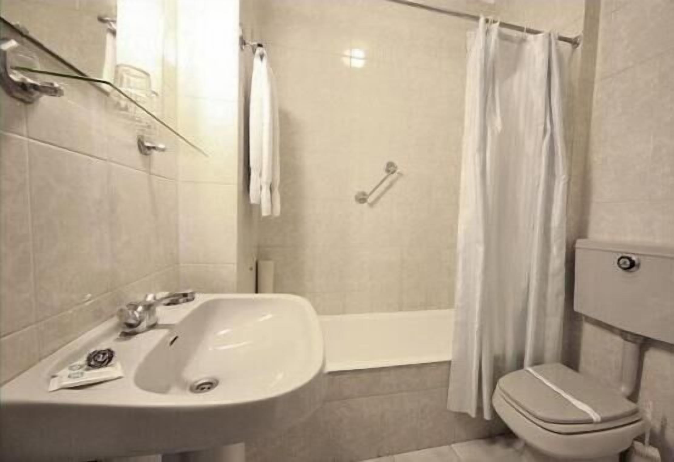 double room | bathroom | towels